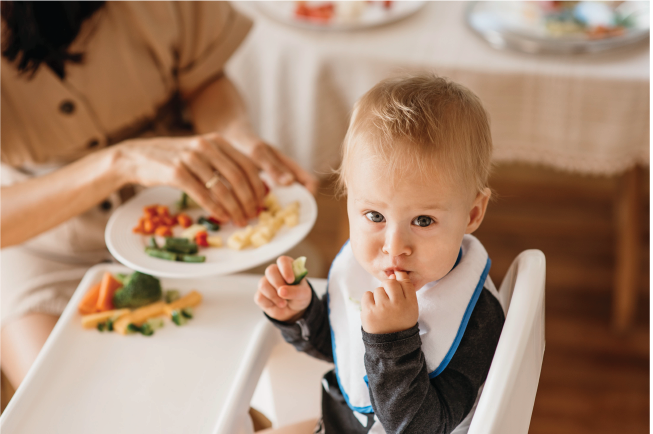 Khi bắt đầu cho bé tập, mẹ nên dùng muỗng tán mềm cơm cho nát để con dễ ăn và cũng dễ tiêu hóa hơn