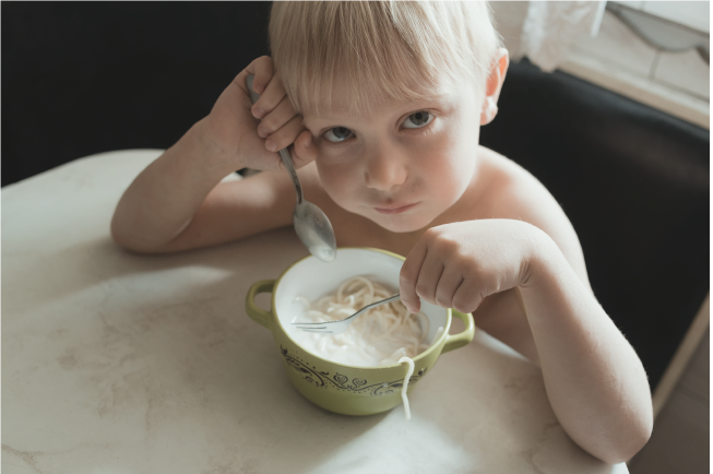 Cuối bữa trẻ ăn ít, nhai chậm, trẻ 2 tuổi ăn cơm hoặc ngậm vào miệng mà không nuốt.
