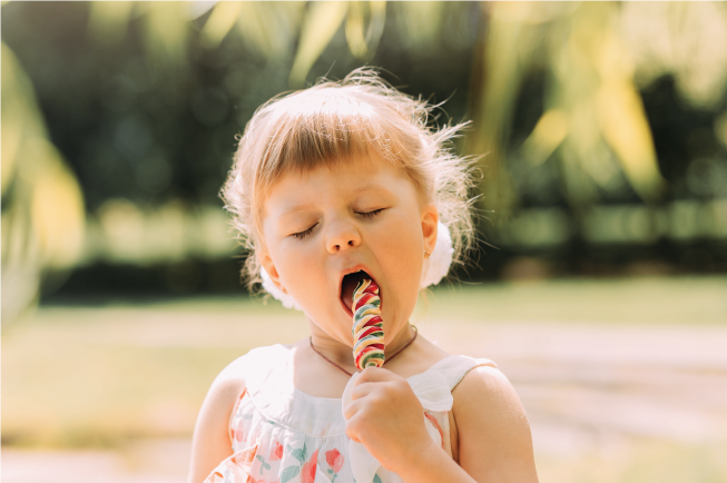 Bé ăn nhiều đồ ngọt cũng là nguyên nhân gây sâu răng