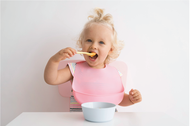Nếu mẹ cho bé học ăn cơm đúng cách thì có thể tạo được hứng thú cho trẻ, ngược lại có thể khiến bé sợ ăn, biếng ăn