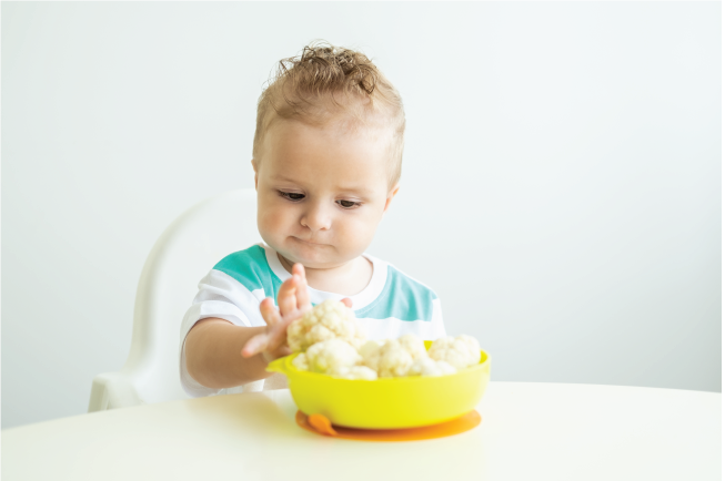 Khẩu phần ăn quá lớn thường khiến bé bị hoảng hốt khi ngồi vào bàn ăn