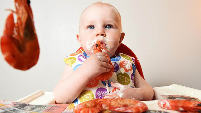 Mẹ tránh cho bé ăn các loại hải sản dễ gây dị ứng cho bé như tôm, cua...