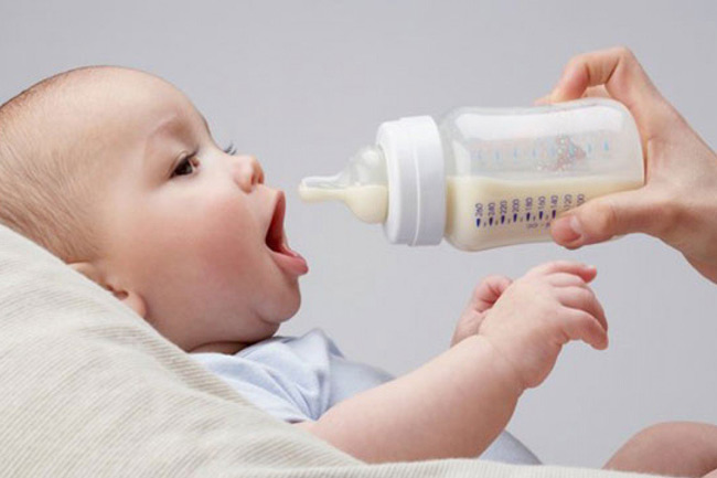 Bé phụ thuộc vào sữa công thức và không còn mặn mà với sữa mẹ