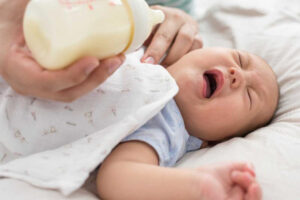 Mẹ cần chú ý 4 điều sau khi bé uống sữa công thức bị mẩn đỏ quanh miệng