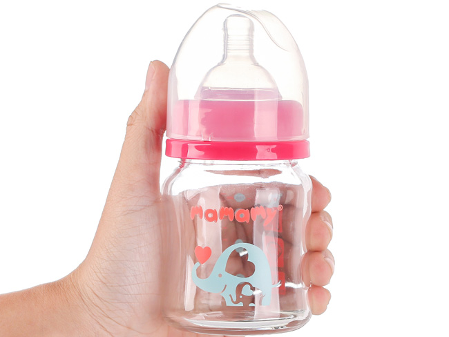 Nên hâm sữa cho bé bằng bình thủy tinh để đảm bảo an toàn