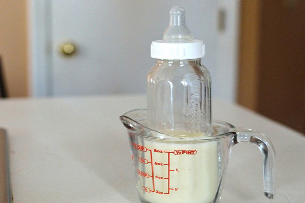 Hướng dẫn mẹ hâm sữa bằng nước nóng đúng cách