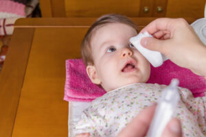 Cách vệ sinh mắt, mũi, miệng cho trẻ sơ sinh của mẹ thông thái