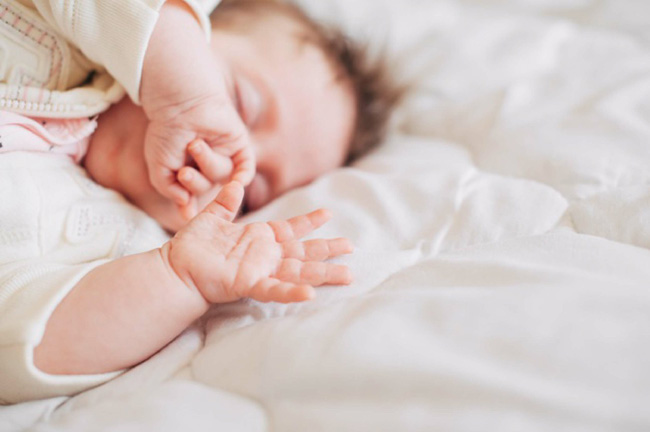 Chất liệu chăn gối mềm mại không làm đau da bé, giúp bé ngủ ngon hơn.