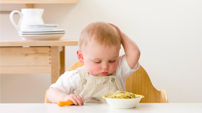Khi xác định được thức ăn gây dị ứng cho bé, mẹ hãy loại bỏ chúng ra khỏi khẩu phần ăn của con mình 
