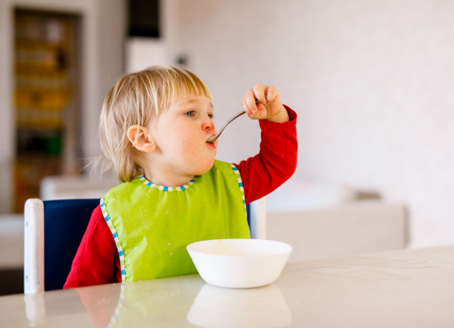 Dinh dưỡng đầy đủ giúp tăng cường hệ miễn dịch cho bé.