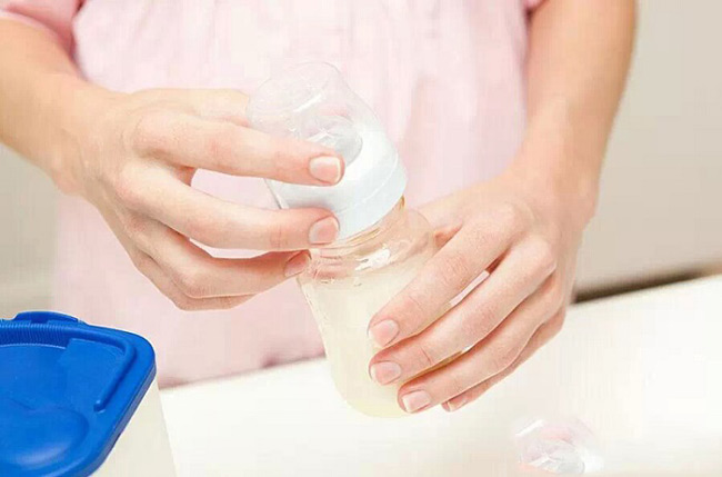 Chỉ nên dùng sữa mới pha cho bé uống vì sữa để lâu bị biến chất sẽ gây kích ứng