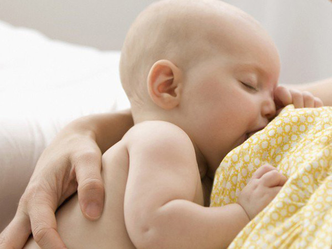 Duy trì cho bé bú hỗ trợ cải thiện tình trạng tắc tia sữa