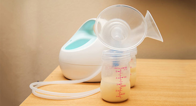 Kết hợp sử dụng dụng cụ hút sữa để chữa tắc sữa hiệu quả mẹ nhé!