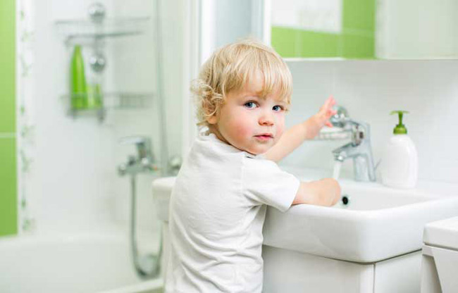 Bố mẹ nên luông kích lệ, động viên bé đi vệ sinh đúng nơi quy định dù bé còn mắc lỗi