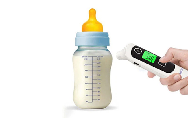 Kiểm tra nhiệt độ bình sữa bằng nhiệt kế hoặc đặt vào tay mẹ trước khi cho bé bú. 