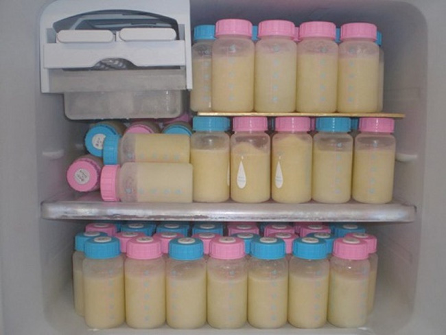 Mẹ có thể dùng bình thủy tinh để trữ đông sữa cho bé
