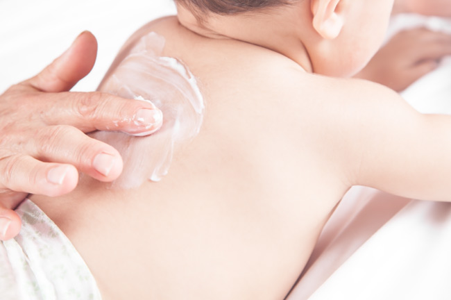 Mẹ sử dụng kem dưỡng ẩm có thành phần thiên nhiên an toàn lành tính cho bé