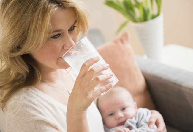 Uống nhiều nước giúp kích tuyến sữa tiết sữa