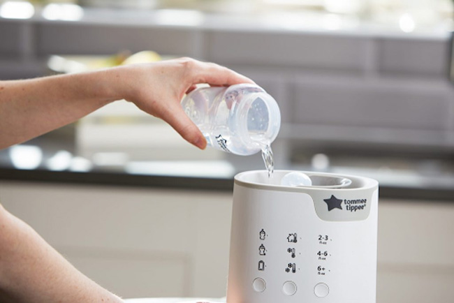 Mực nước trong máy nên cao hơn mực nước trong bình sữa để đảm bảo độ nóng đồng đều 