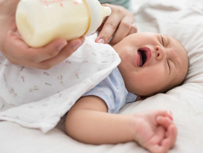 Bé uống sữa công thức bị mẩn đỏ quanh miệng có thể do nhiều nguyên nhân