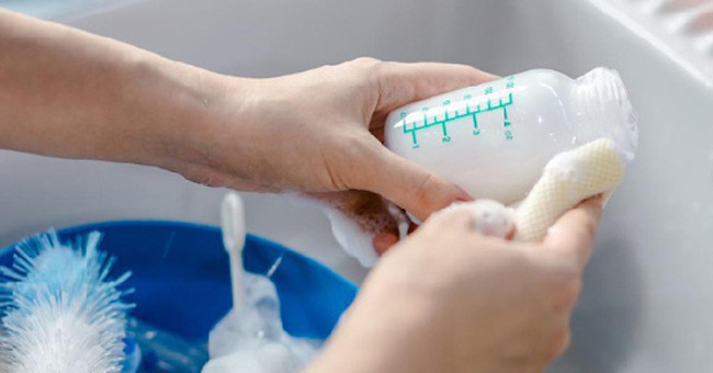 Nước rửa chén thông thường có chứa những thành phần tẩy rửa mạnh dễ gây kích ứng với trẻ sơ sinh