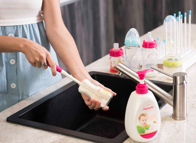 Ưu tiên sử dụng nước rửa hữu cơ để làm sạch dụng cụ bú sữa cho bé