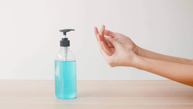 Rửa tay sạch sẽ trước khi massage ngực