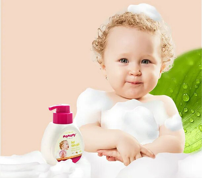 Mẹ tắm gội cho bé bằng sản phẩm thiên nhiên, dưỡng, ẩm, kháng khuẩn.