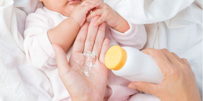 Sử dụng phấn rôm, nước tắm, kem bôi không rõ nguồn gốc có thể khiến hăm da lâu ở bé khỏi hơn.