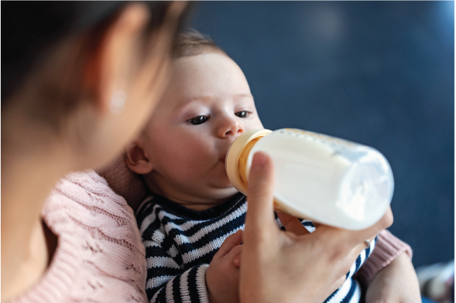 Tùy vào nhu cầu, khả năng hấp thụ của trẻ mà mẹ nên ưu tiên sữa tươi hay sữa công thức