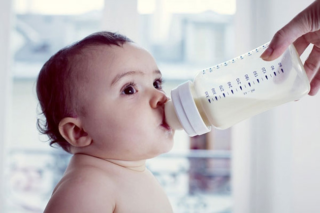 Sữa mới hoặc các loại sữa kém chất lượng, hết hạn, hỏng hóc là nguyên nhân khiến bé bị nổi mẩn đỏ quanh miệng