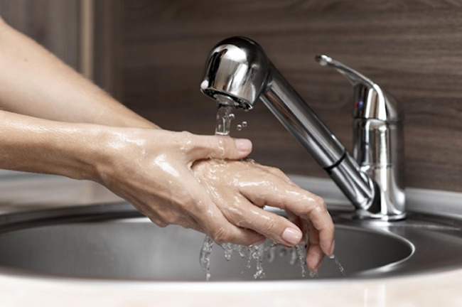 Khi tắm cho bé mẹ nên lưu ý vệ sinh bàn tay sạch sẽ