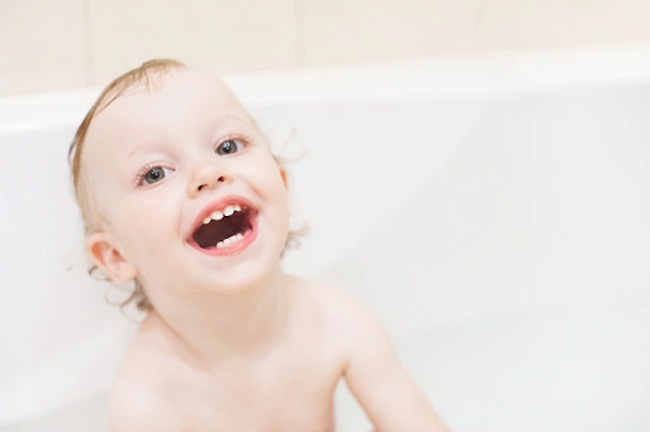 Tắm sạch sẽ cho bé hàng ngày để làm sạch cơ thể và nốt mẩn đỏ