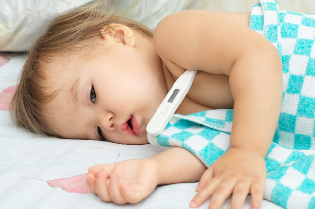 Theo dõi nhiệt độ cho bé thường xuyên, tránh bé sốt cao co giật