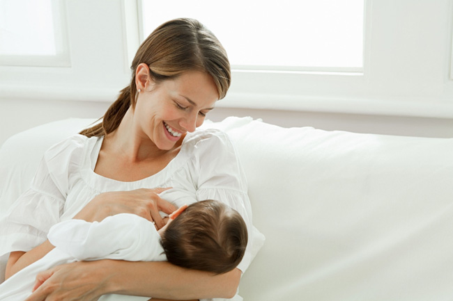 Mẹ giữ tinh thần ổn định, vui vẻ, tránh căng thẳng giúp việc tiết sữa được tốt hơn