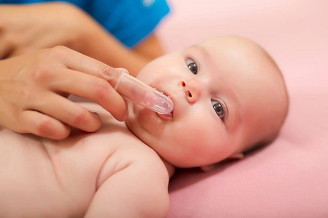 Mẹ vệ sinh miệng cho bé sau mỗi lần cho bé bú mẹ nhé! 