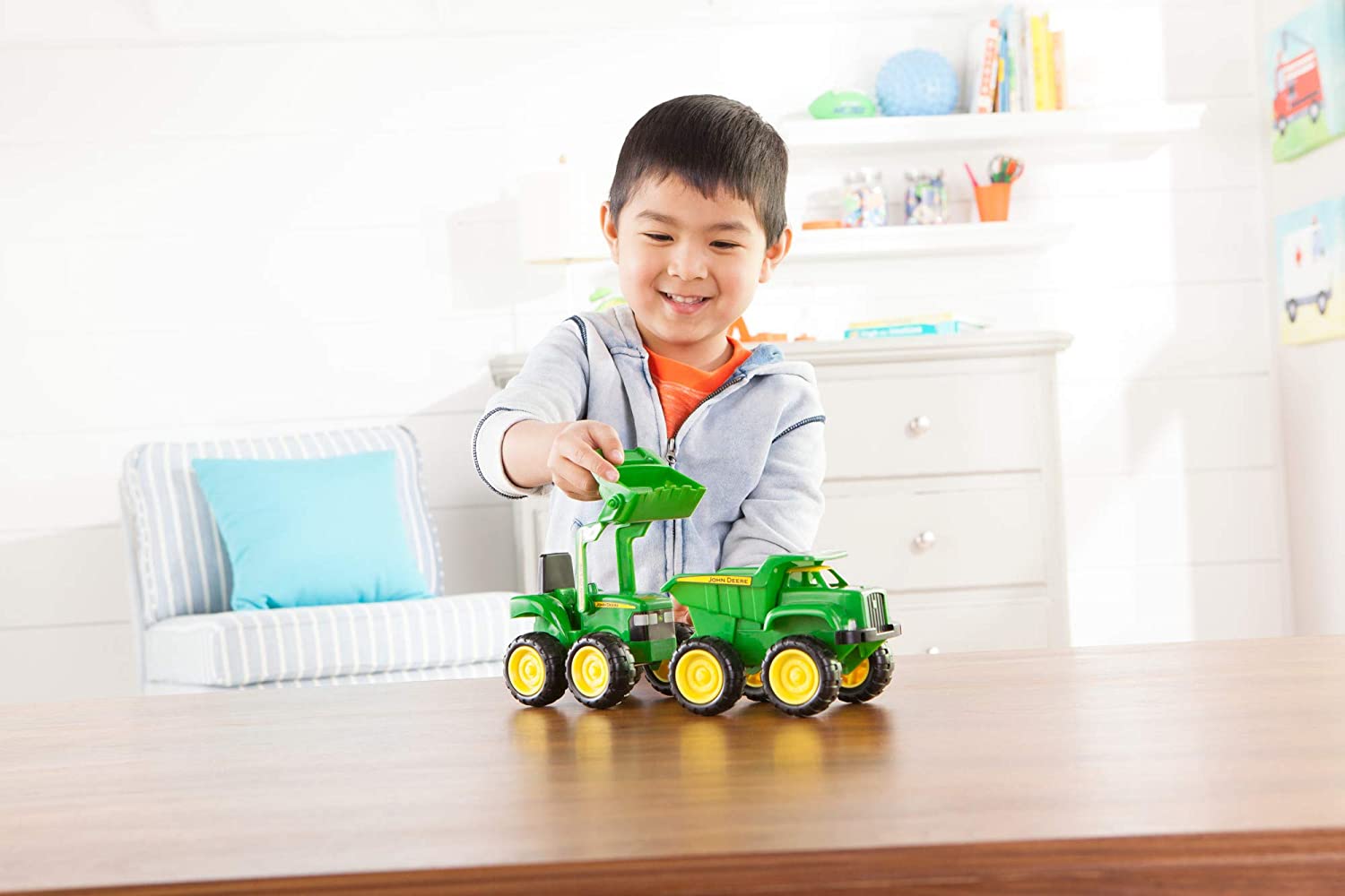 Bộ xe đồ chơi cho bé 2 tuổi của thương hiệu Tomy