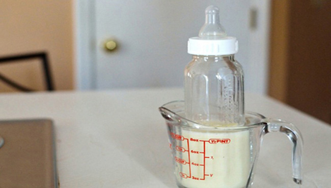 Hâm sữa bằng nước nóng trong khoảng từ 5 - 7 phút. 