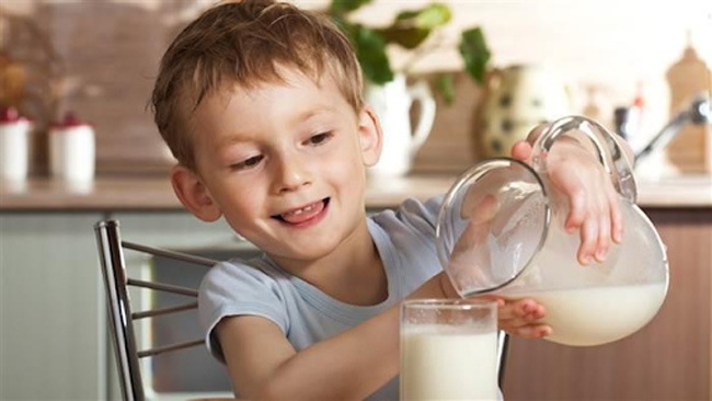 Các chuyên gia khuyên mẹ rằng, các bé trên 1 tuổi nên uống sữa tươi thanh trùng