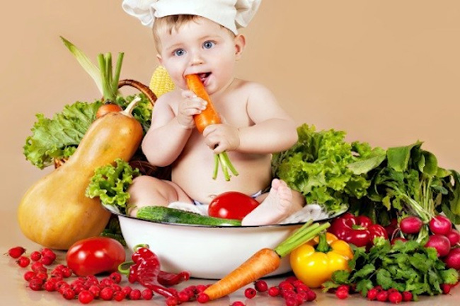 Bổ sung thực phẩm nhiều vitamin C, rau xanh để tăng cường sức đề kháng cho bé