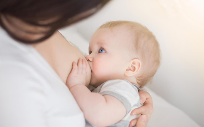 Mẹ cho bé bú không đúng tư thế là một nguyên nhân gây nhiễm khuẩn vú 