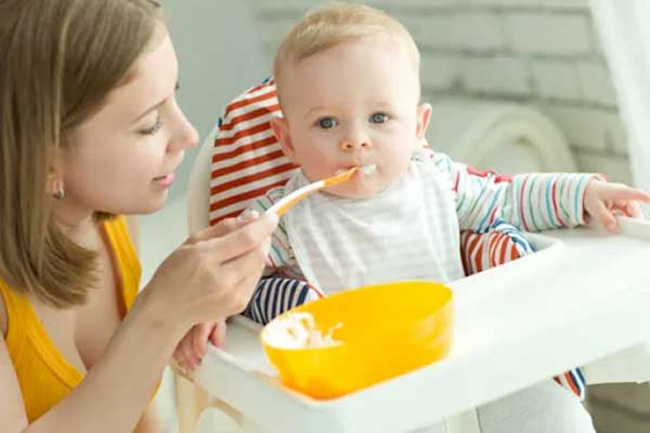 Mẹ cho bé ăn chín, uống sôi, tránh vi khuẩn từ thức ăn tấn công con.