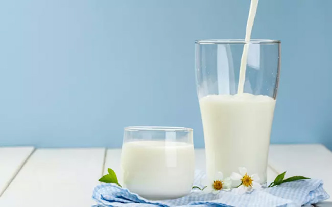 Bé trên 1 tuổi nên uống sữa tươi nguyên kem để phát triển não bộ