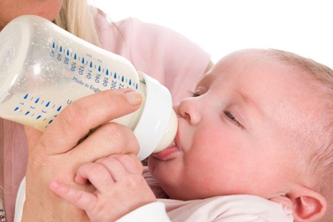 Bé từ 0 - 6 tháng, mẹ nên chọn bình sữa cổ rộng để tiện lợi pha sữa và vệ sinh bình