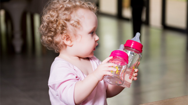 Khả năng cầm nắm trong giai đoạn 8 tháng tuổi giúp bé thoải mái cầm bình sữa cổ rộng