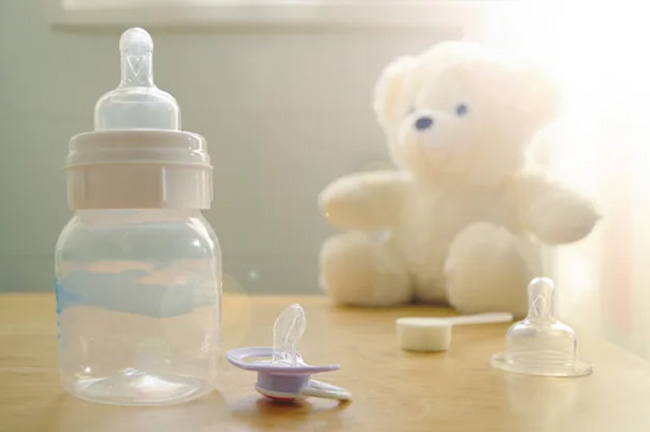 Bình chất liệu nhựa chưa phải là sự lựa chọn an toàn nhất cho bé. 