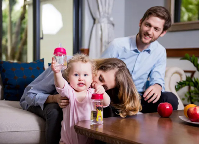 Bình sữa thủy tinh cao cấp, hoặc silicon là lựa chọn an toàn cho con