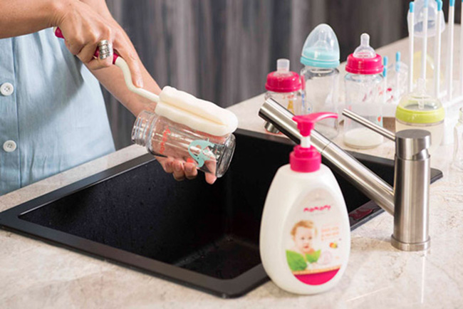 Mẹ rửa sạch dụng cụ pha sữa lắc cho bé, ngăn ngừa bé bú phải vi khuẩn, vi nấm, chất bẩn