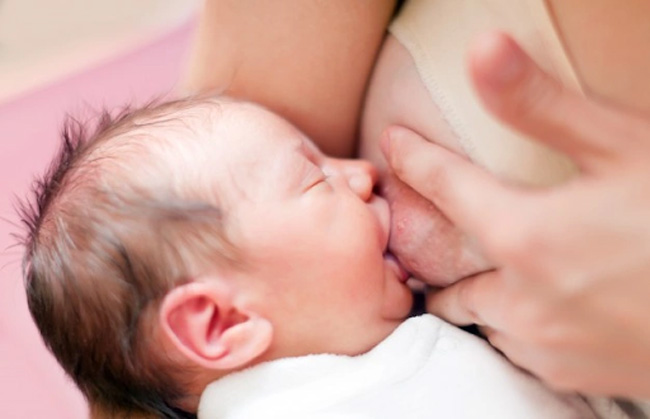 Mẹ cho bé bú sữa non ngay từ những giờ đầu tiên sau sinh nhé!