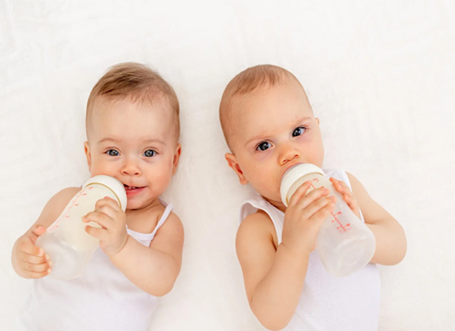 Chọn bình sữa phù hợp sẽ giúp bé ăn ngon miệng hơn